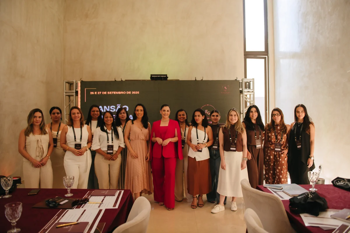 Lilian Arcanjo ao centro de um grupo de mulheres durante o encontro